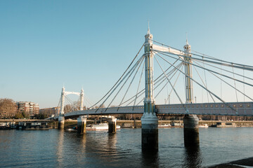 Fototapeta premium Albert bridge spanning river thames in london on a clear day