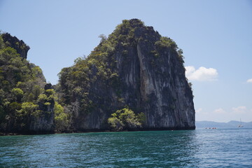 Naklejka premium Tropical limestone island with blue ocean and clear sky
