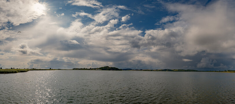 Panoramablick vom Fischerhafen in Thiessow &uuml;ber den Zickersee auf Klein Zicker und die "Zickerschen Berge" auf R&uuml;gen - am Zickersee verlaufen mehrere Radfernwege (Panorama aus 10 Bildern)