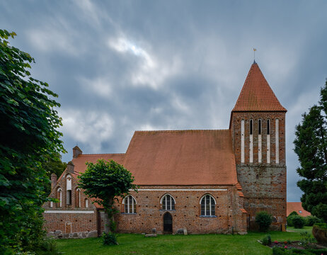 Denkmalgesch&uuml;tzte "Sankt-Andreas-Kirche" in Lancken-Granitz auf R&uuml;gen, Ansicht von Nordwesten