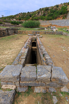 Losar Baoli (also known as the Kenthla Baoli), Built during the reign of Sher Shah Suri (1540&ndash;1545 AD),