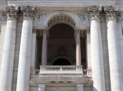 Dettaglio della loggia centrale e delle colonne corinzie della facciata di San Giovanni in Laterano a Roma, maestosa architettura tardo barocca con capitelli decorati e balaustra in marmo