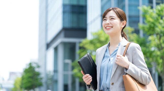 オフィス街を歩く女性 ビジネスウーマン