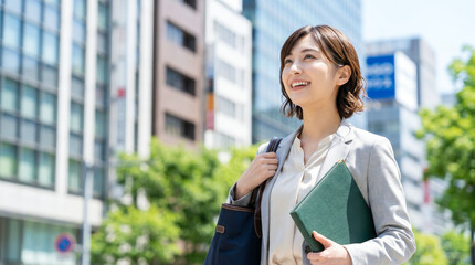 Fototapeta premium オフィス街を歩く女性 ビジネスウーマン