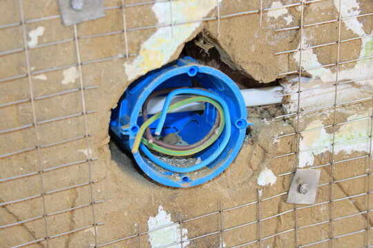 Single electrical socket box installed with wall reinforcement metal mesh