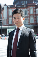 Fototapeta premium 駅前の40代男性ビジネスマンのポートレート