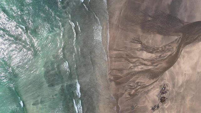 ドローンで砂浜を俯瞰で撮影