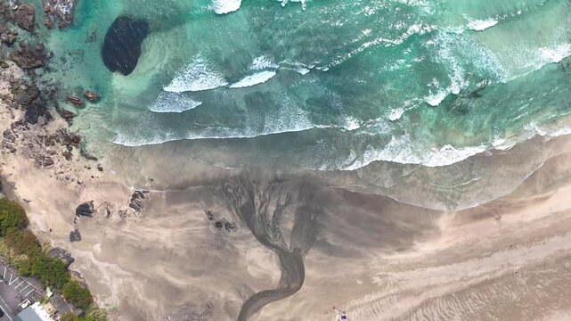 ドローンで砂浜を俯瞰で撮影