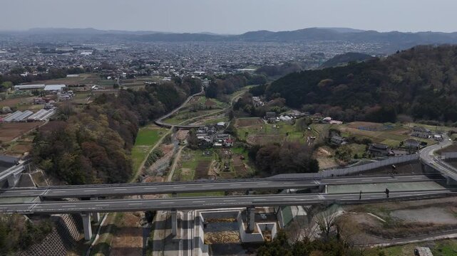 新東名高速道路と秦野の町 - 神奈川県秦野市,日本