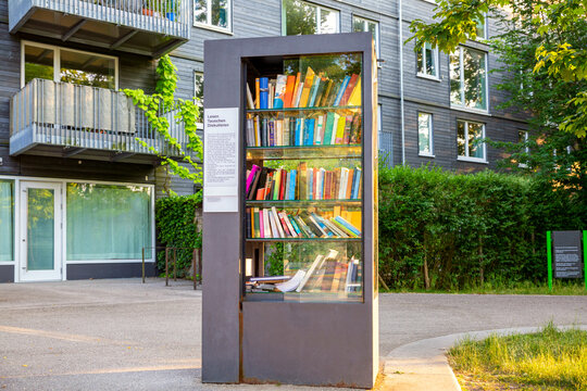 used books to give away, public sharing bookshelf in Munich
