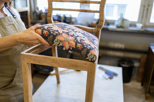 Assembling of an upholstered chair seat with fabric and filling
