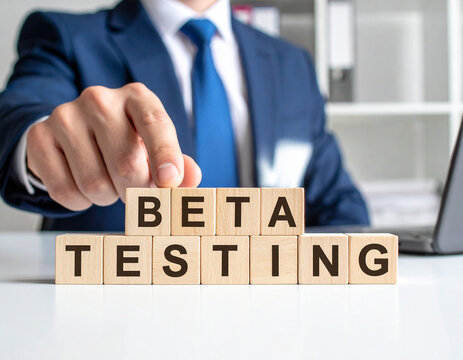 Beta Testing - Geschäftsmann zeigt auf den Text "Beta Testing"