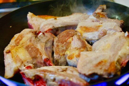 スペアリブの調理、厚切り豚のバラ肉を焼く