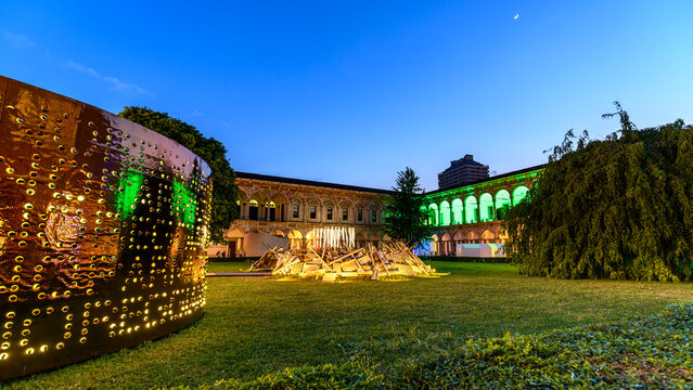 Milano fuorisalone del Mobile, design week, aprile 2026, installazioni in Universit&agrave; Statale con luci di sera