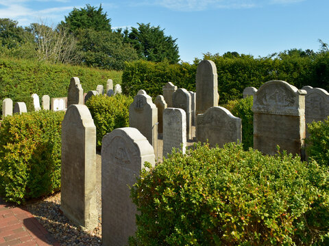 auf dem Friedhof in Nebel findet man die sprechenden Grabsteine  