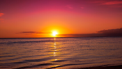 Obraz premium A breathtaking sunset or sunrise illuminates the ocean horizon and serene seascape