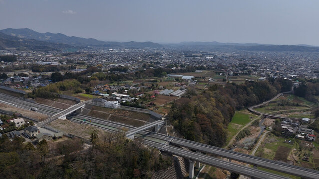 新東名高速道路と秦野の町 - 神奈川県秦野市,日本