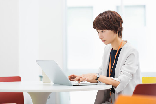 オフィスカフェで仕事をする30代ビジネス女性