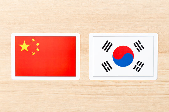 机に置かれた中国と韓国の国旗