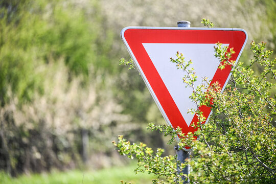 route circulation signalisation ceder le passage