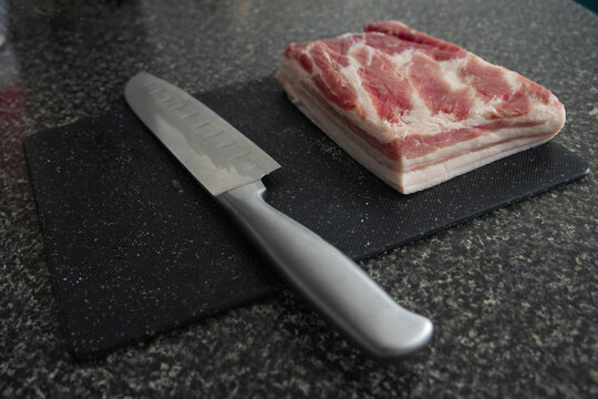 Preparaci&oacute;n de carne de alta calidad para bbq, vista de cerca de corte premium y cuchillo profesional.  