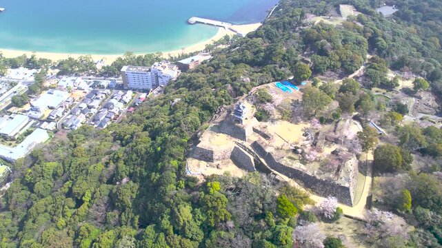兵庫県洲本市 三熊山・洲本城跡のドローンによる空撮／下降チルトアップ