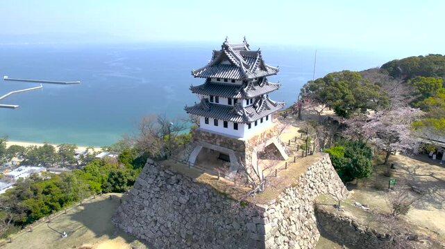 兵庫県洲本市 三熊山・洲本城跡のドローンによる空撮／サイド・フライ（右）