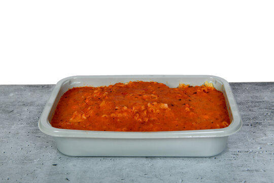 Pasta Nudeln Nudelauflauf Lasagne in Auflaufform von oben &ndash; italienisches Ofengericht, Tomatensauce, Pasta, hausgemacht, Foodfotografie, minimalistisch, Top View, Copyspace, isoliert