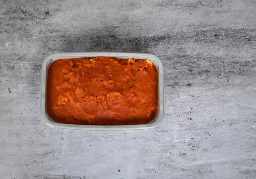 Pasta Nudeln Nudelauflauf Lasagne in Auflaufform von oben &ndash; italienisches Ofengericht, Tomatensauce, Pasta, hausgemacht, Foodfotografie, minimalistisch, Top View, Copyspace, isoliert