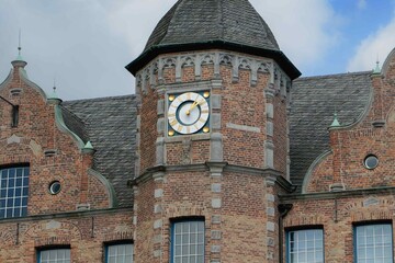 Obraz premium Clocktower of City Hall in Dusseldorf Germany shows time and historic architecture in the city center