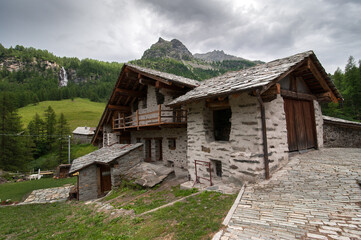Obraz premium traditional village house or chalet in the Alps. Rhemes Notre Dame, Valle Aosta, Italy