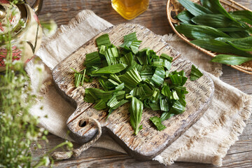 Preparation of homemade herbal syrup from ribwort plantain leaves © Madeleine Steinbach