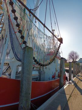 Fischkutter mit Netz im Hafen von Greetsiel