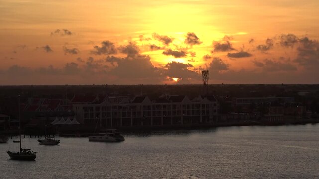 Goldener Sonnenuntergang &uuml;ber karibischer Hafenstadt mit Kolonialarchitektur