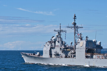 Obraz premium United States Navy USS Antietam (CG-54), Ticonderoga-class guided-missile cruiser sailing in Tokyo Bay, Japan.