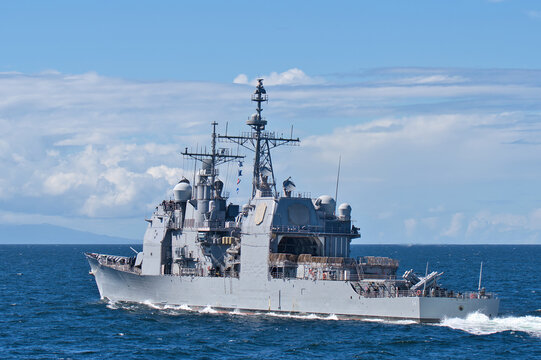United States Navy USS Antietam (CG-54), Ticonderoga-class guided-missile cruiser sailing in Tokyo Bay, Japan.