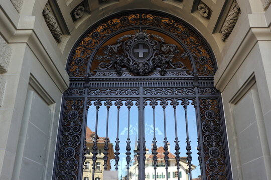 Blick durch ein Tor im Bundesgb&auml;ude in Bern auf den Bundesplatz