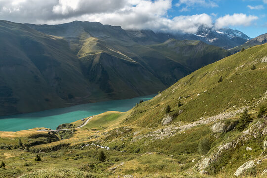 Vue sur le barrage de Grand Maison , au pied du col du Glandon , en &eacute;t&eacute; , depuis l' alpage de Rieu Claret, Is&egrave;re , Alpes 