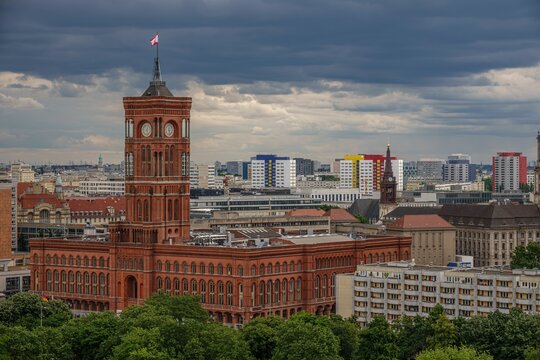 Rotes Rathaus in Berlin unter bew&ouml;lktem Himmel