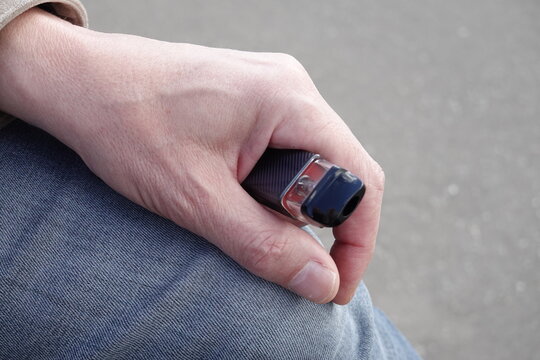 Cigarette &eacute;lectronique dans la main d'un homme