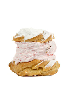 The cream puff - sweet dessert