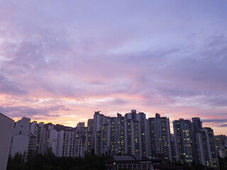 Fototapeta premium It is a pink sunset and an apartment landscape.
