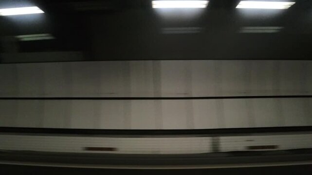走行中の車窓から見たトンネル内の流れる景色
