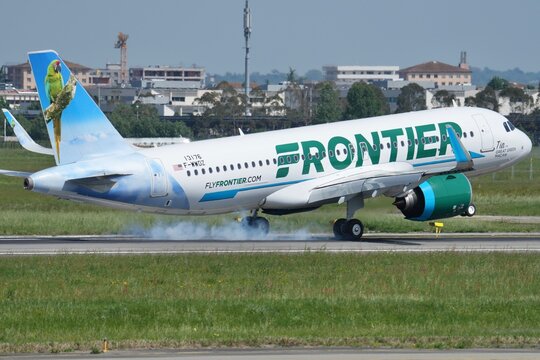 Frontier "Tia the great green macaw" A320neo pos&eacute; pneus qui fument