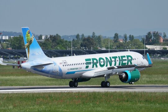 Frontier "Tia the great green macaw" A320neo pos&eacute;