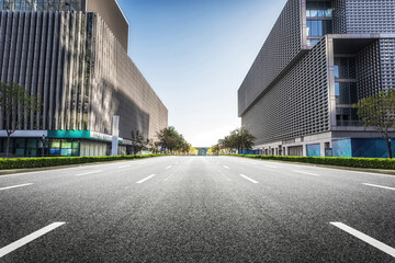 Obraz premium Modern Architectural Landscape Featuring an Empty Urban Street at Dusk
