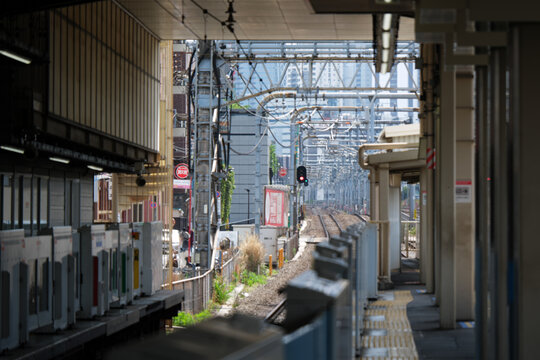 望遠レンズで捉えた圧縮効果のある線路と駅の幾何学模様
