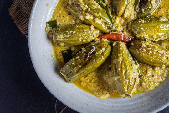 Description
Traditional Bengali doi potol made with pointed gourd cooked in a creamy yogurt gravy with mild spices. Ideal for food photography, menus, and authentic Indian cuisine.