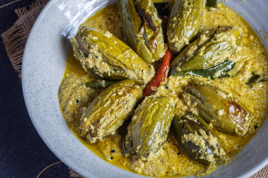 Description
Traditional Bengali doi potol made with pointed gourd cooked in a creamy yogurt gravy with mild spices. Ideal for food photography, menus, and authentic Indian cuisine.