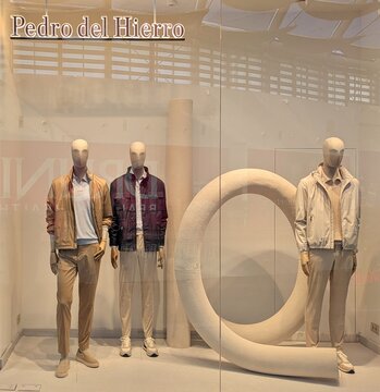 Escaparate con maniqu&iacute;es de ropa marca Pedro del Hierro, en tienda Cortefiel del centro comercial Islazul en Madrid, Espa&ntilde;a, 17 de marzo de 2026